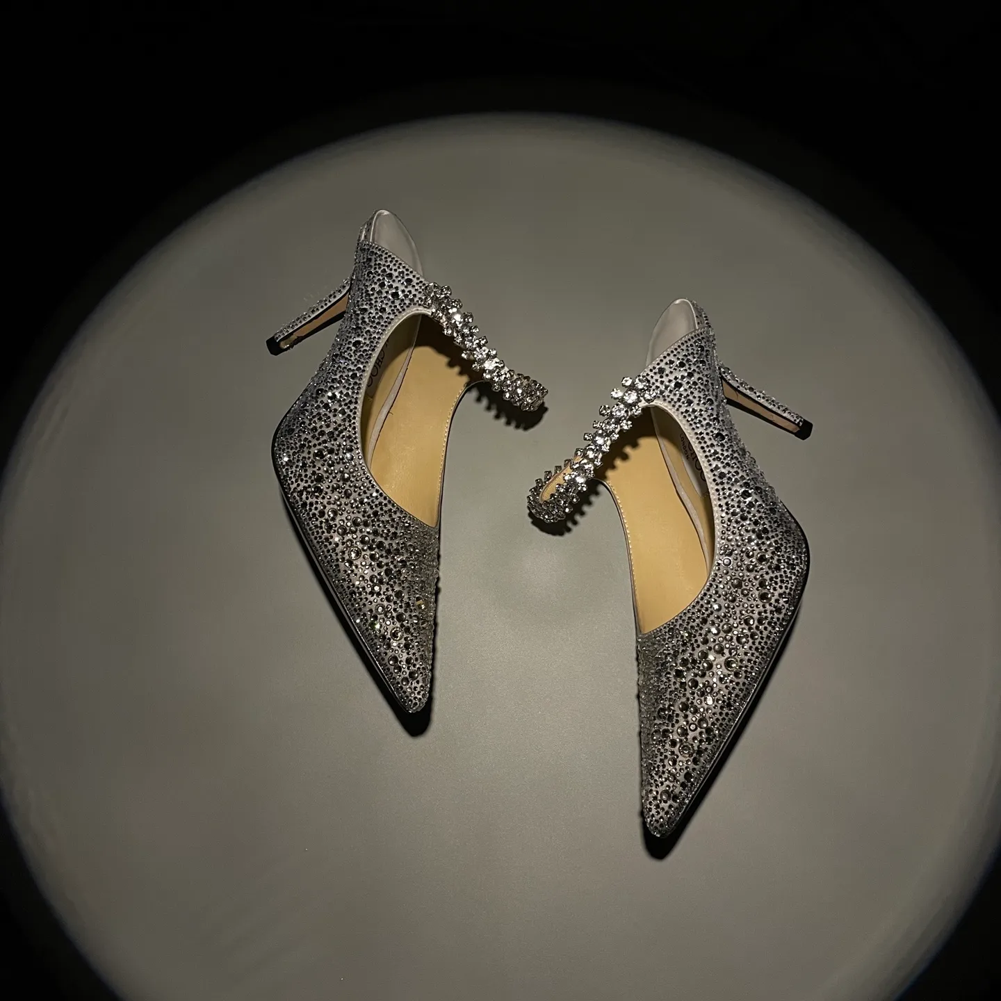 💕💕Factory direct selling price p680💕💕Jimmy Choo/Jimmy Choo classic diamond chain, pointed toe high-heeled slippers, crystal slippers, superb crystal slippers, so beautiful that you can’t take your eyes away. The shape of the shoes is very delicate, not too narrow and long, and the internal space is enough to allow the toes to relax enough. The rhinestones outline a charming arc on the instep, which is simply beautiful. It has a 360-degree surrounding fairy atmosphere, gorgeous but not exaggerated! ! The fabric is made of original customized material. The lining and toes are made of imported sheepskin. Customized A-grade Italian cowhide genuine leather sole. Heel height: 6.5cm 8.5cm Size: 35-39 (34/40/41/42/43 customized)